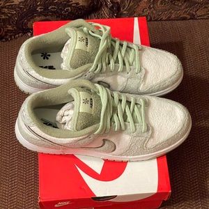 100% Auth NIKE “Fleece-Pack Honeydew” Dunks